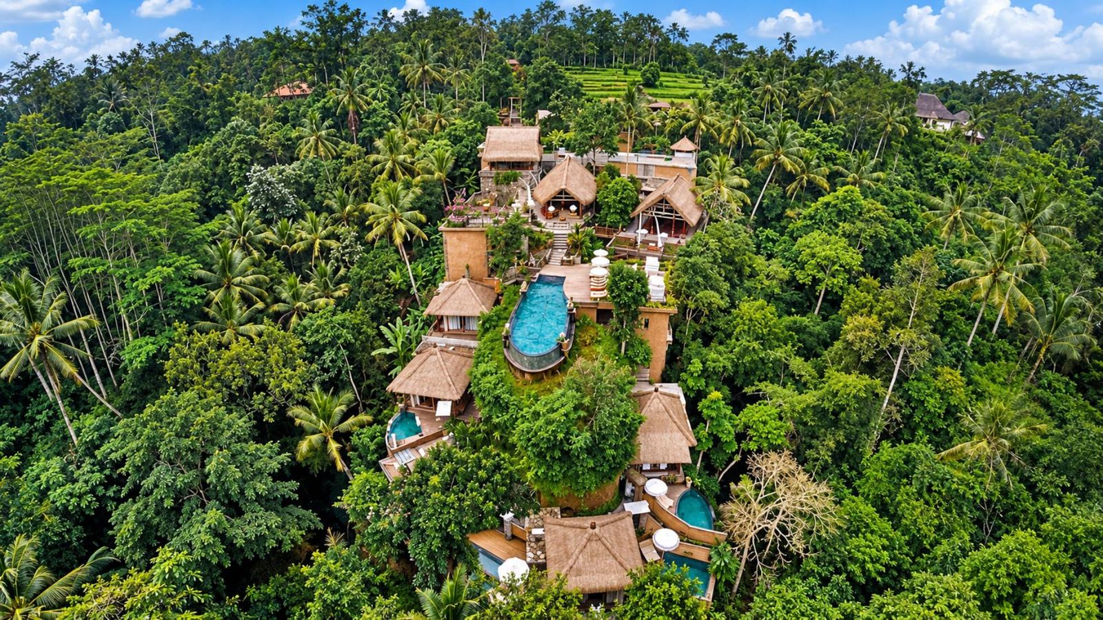 Area bersantai di villa ubud bali menghadap sungai atau hutan