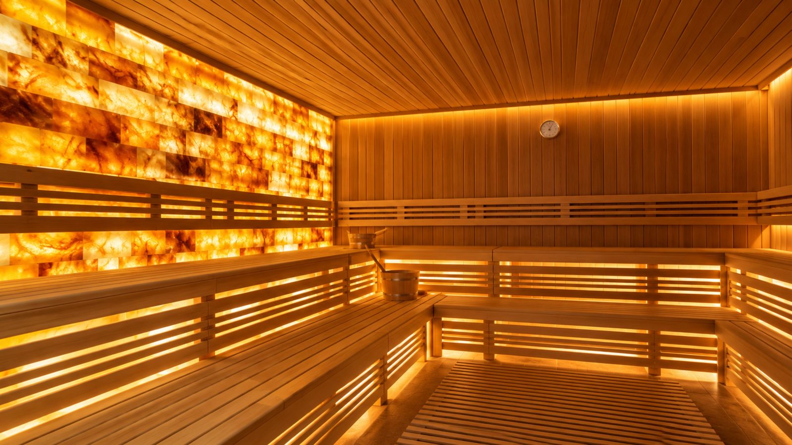 Ruang sauna dengan dinding garam Himalaya di spa mewah